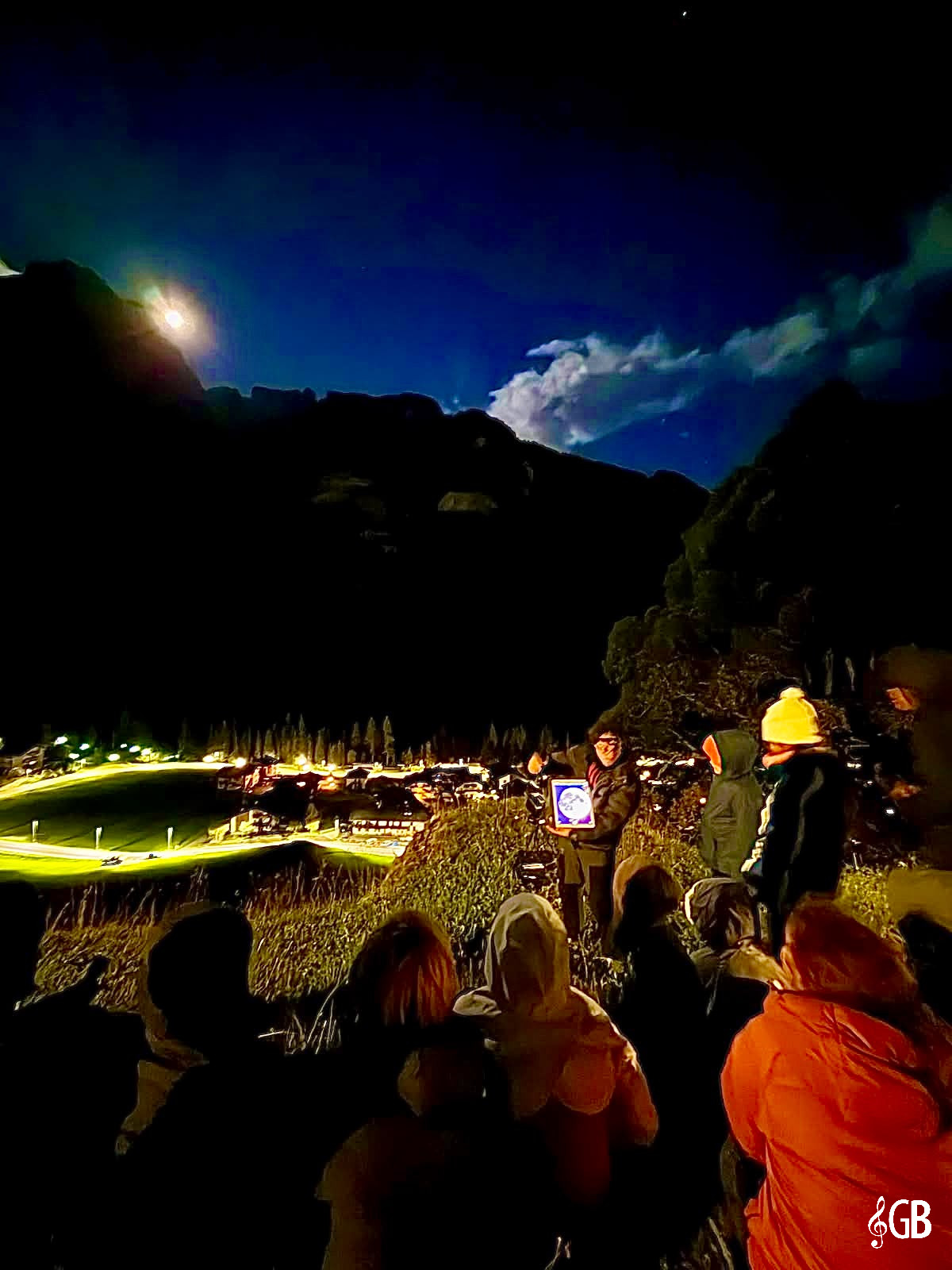 Luna che apre la serata