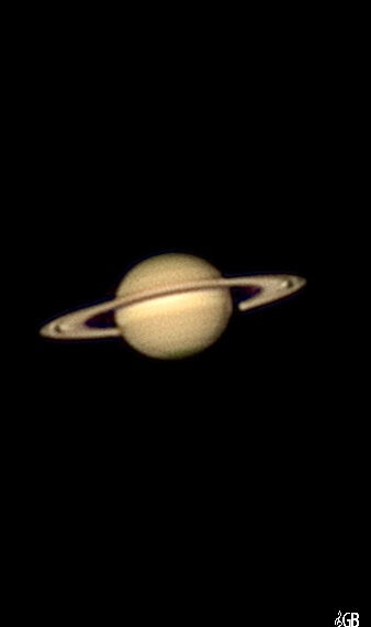 Primo piano ravvicinato di Saturno su sfondo nero
