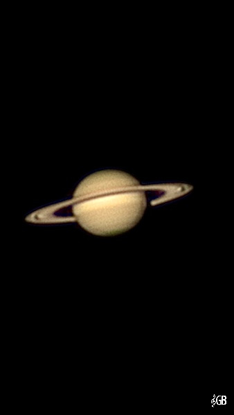 Primo piano ravvicinato di Saturno su sfondo nero